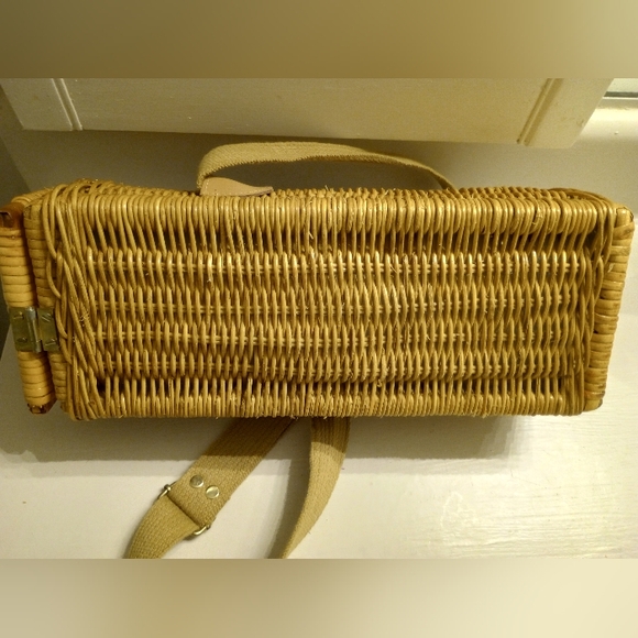 Wicker Wine Barrel Basket with shoulder strap and bottle opener - Picture 5 of 5
